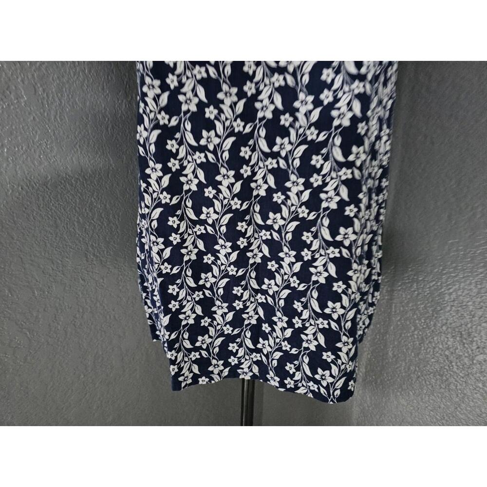 Women's St. John's Bay Sleeveless Blouse Floral Blue & White Size Medium V Neck - Picture 5 of 12